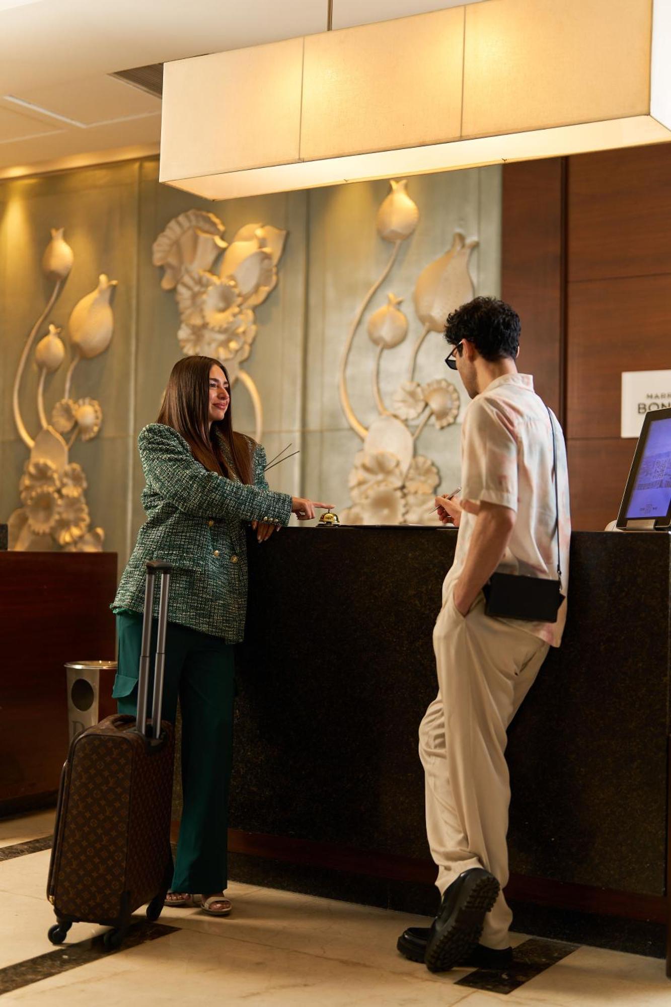Renaissance Cairo Mirage City Hotel Ngoại thất bức ảnh A hotel receptionist