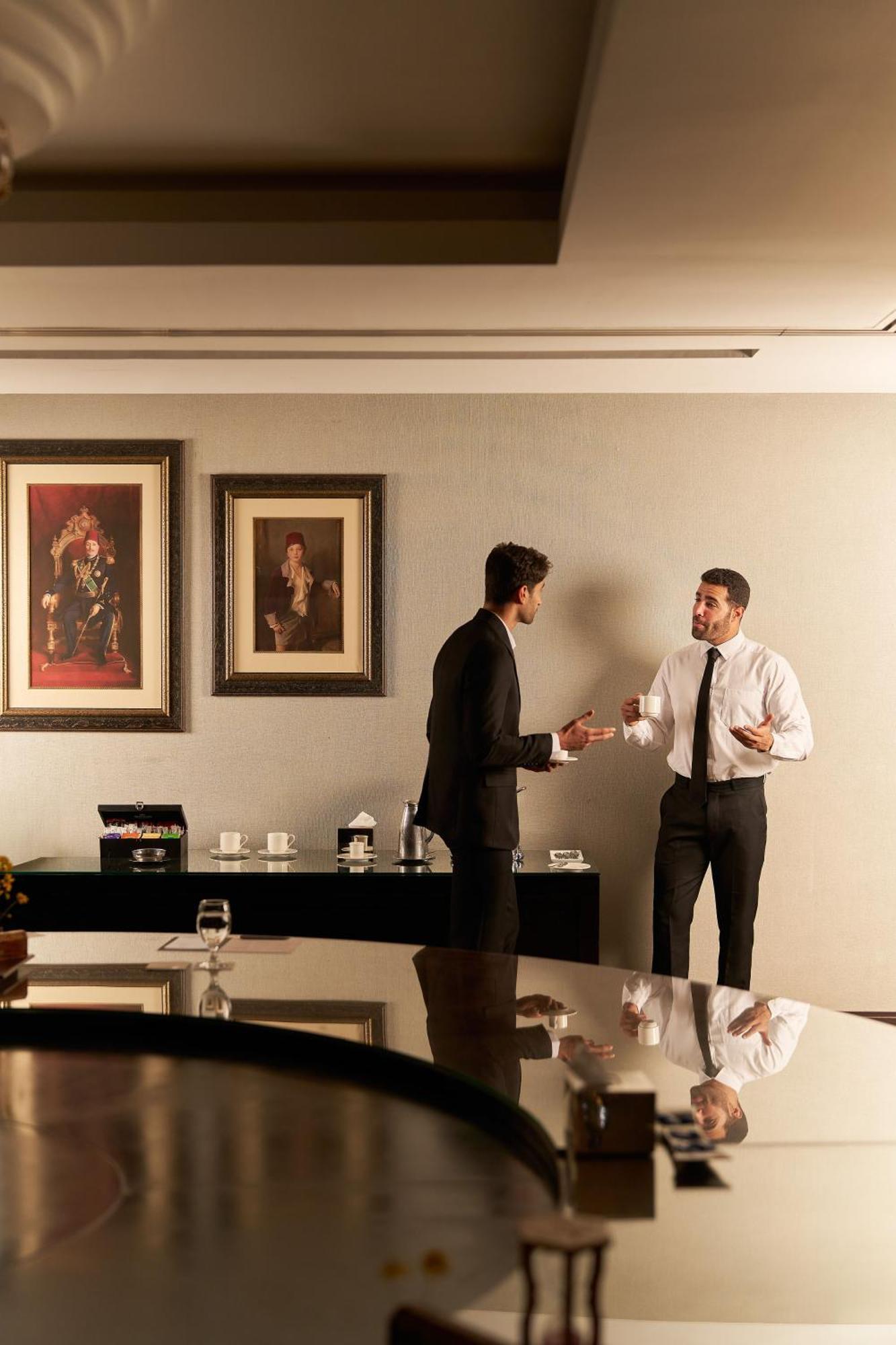 Renaissance Cairo Mirage City Hotel Ngoại thất bức ảnh A butler serving tea