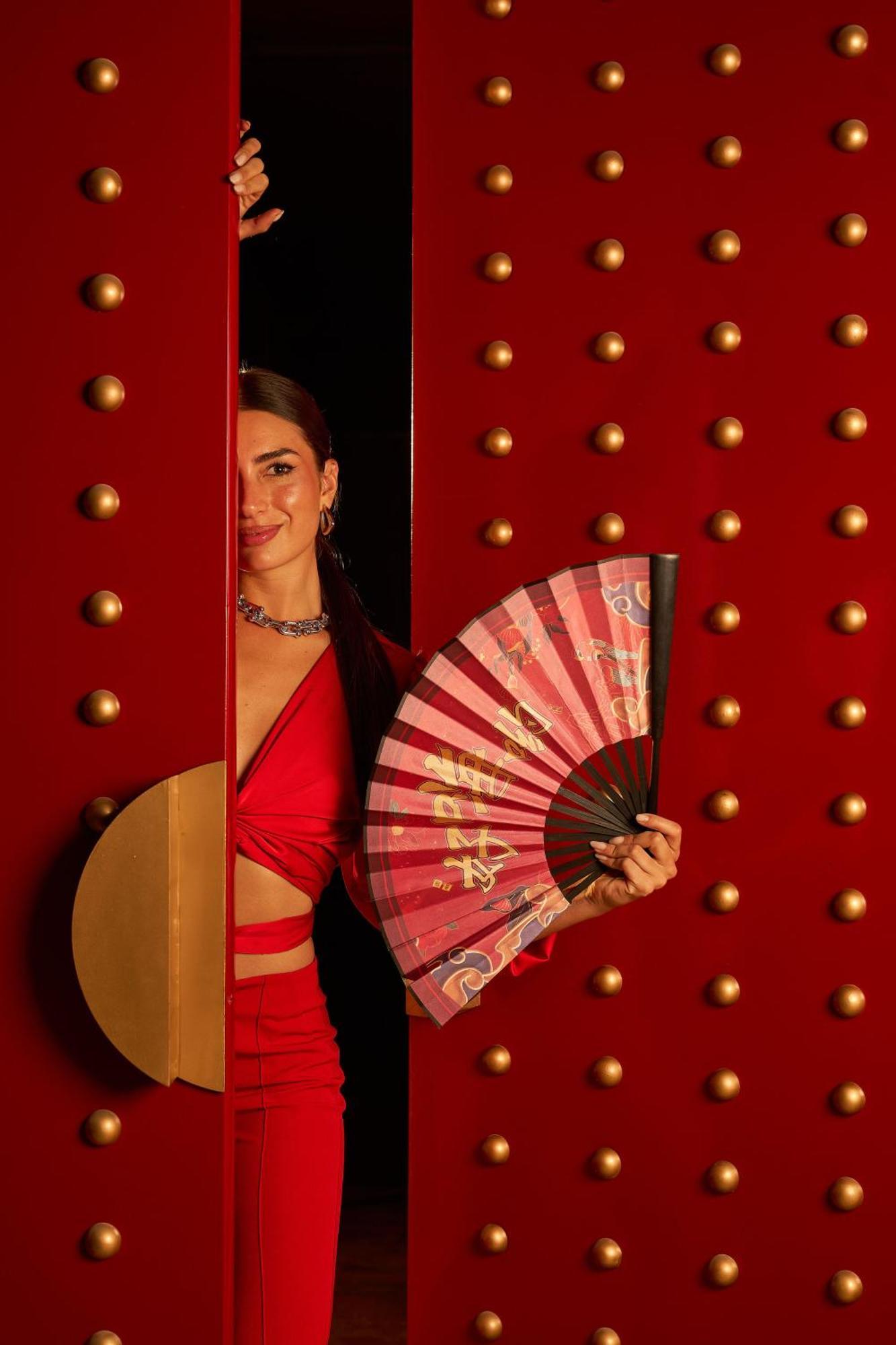 Renaissance Cairo Mirage City Hotel Ngoại thất bức ảnh A woman holding a hand fan