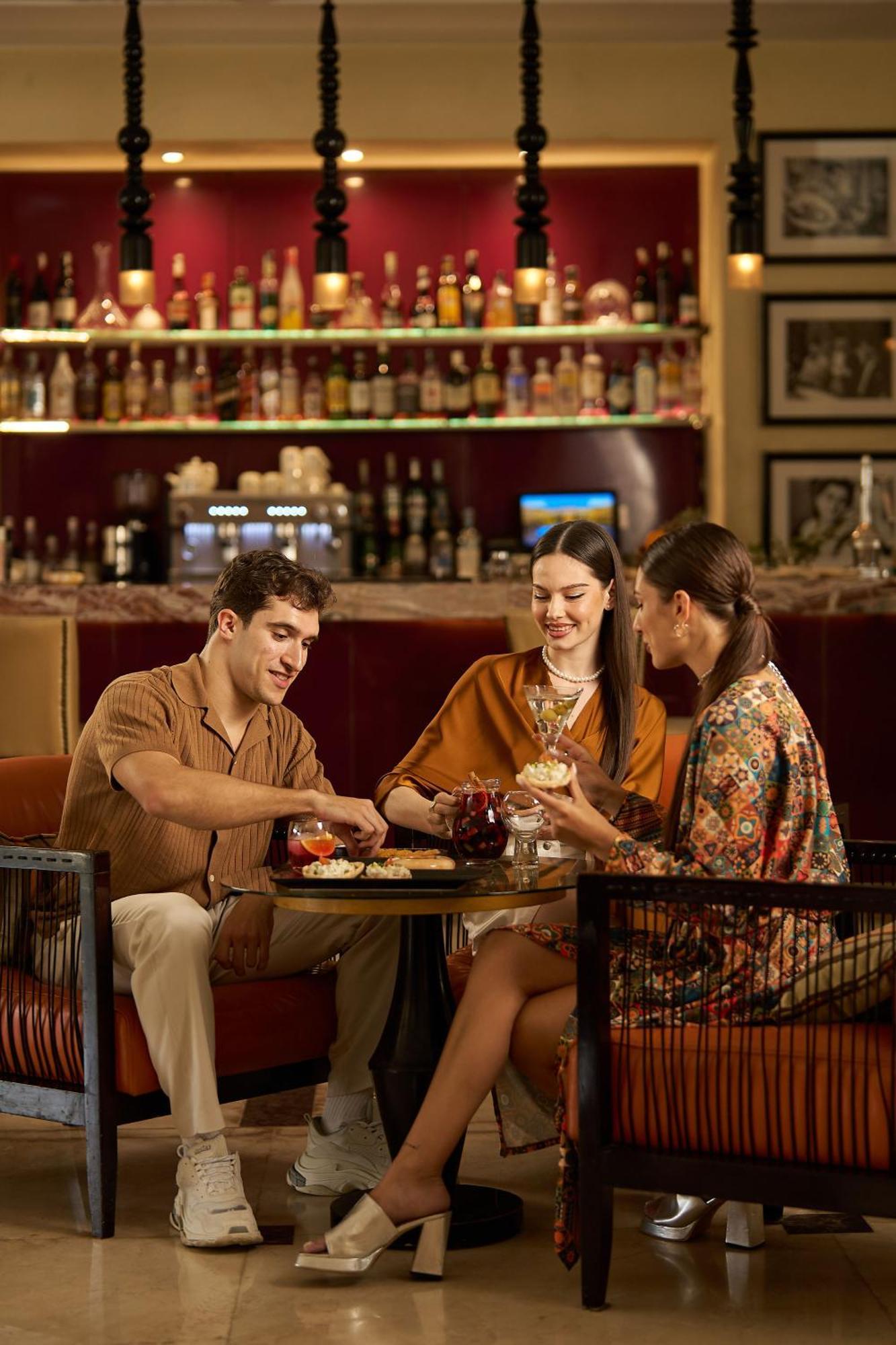 Renaissance Cairo Mirage City Hotel Ngoại thất bức ảnh The bar at the hotel