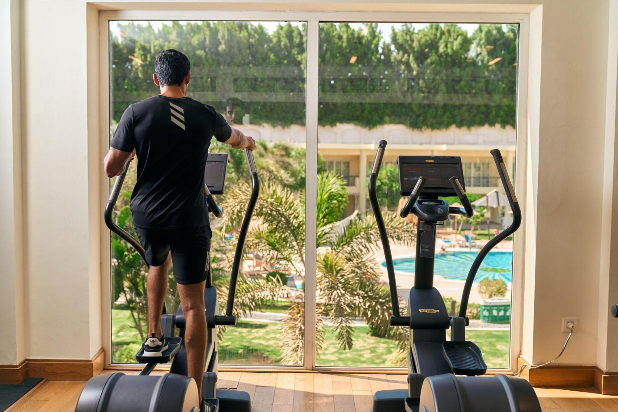 Renaissance Cairo Mirage City Hotel Ngoại thất bức ảnh A man on an elliptical trainer