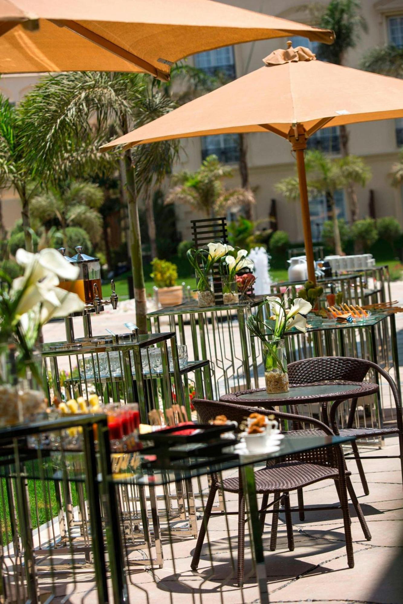 Renaissance Cairo Mirage City Hotel Ngoại thất bức ảnh The hotel's outdoor café